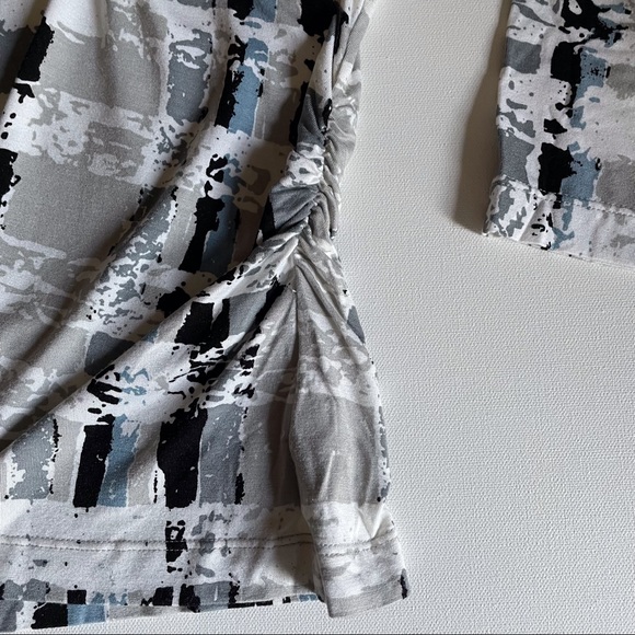 ST JOHN White Gray Black 3/4 Sleeve V-Neck Top Gathered Sides Women’s Medium - Picture 6 of 7